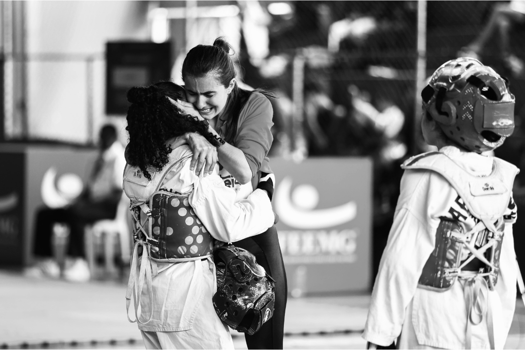 Eduarda acolhendo aluna em competição