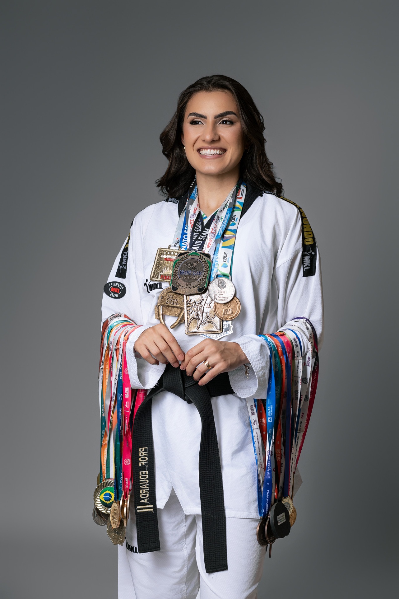Eduarda Barros segurando suas medalhas