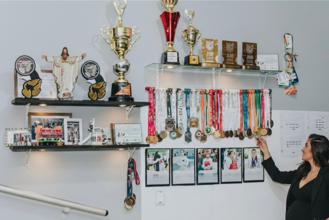 Parede de troféus e medalhas da Alcateia