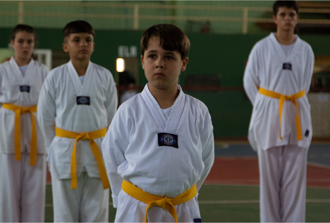 Crianças em formação de taekwondo